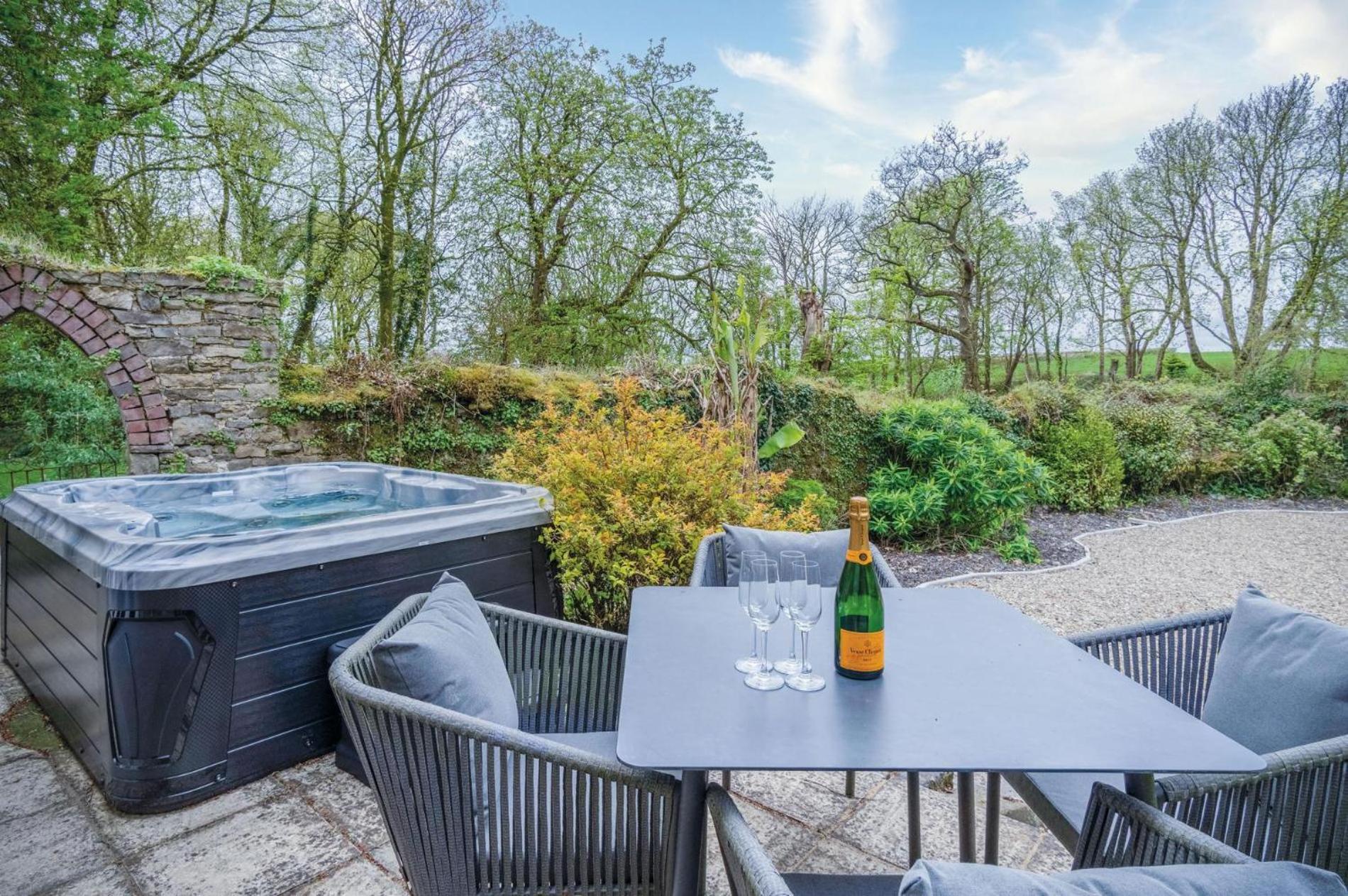 The Stables - 2 Bedroom Cottage - Princes Gate Ludchurch エクステリア 写真
